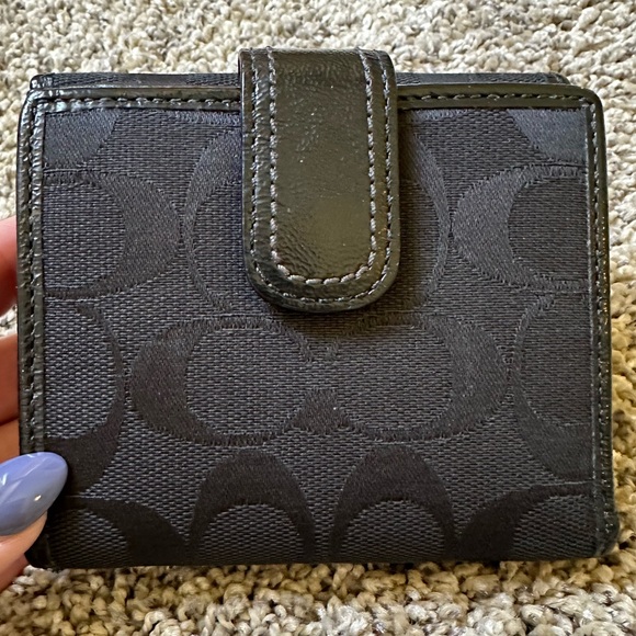 COACH - Classic "C" pattern, tri-fold wallet. - Picture 3 of 7